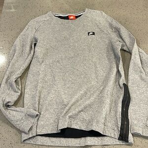 Nike crew neck sweatshirt with zipper on the size in Gray size Medium